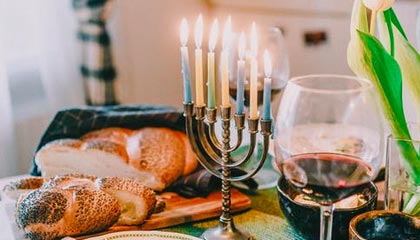 山东一女店主搬运啤酒时，箱内酒瓶突然爆炸，炸断泪腺！厂家：全额承担医疗费