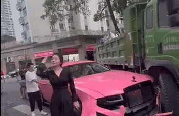 被撞劳斯莱斯车主:不需要货车司机赔偿