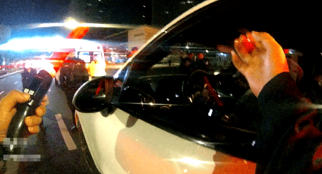 凌晨3点男子车内呼呼大睡,交警一查:醉了!