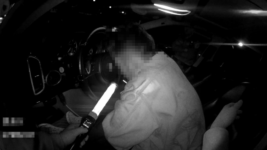 凌晨3点男子车内呼呼大睡,交警一查:醉了!