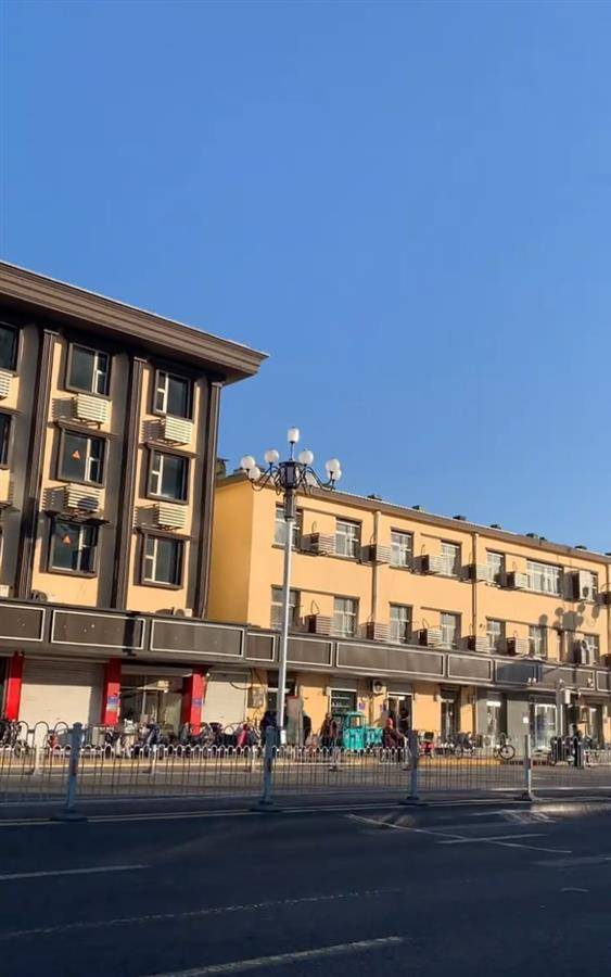 街道统一“黑底白字”店招遭吐槽后连夜拆除,商户:新招牌可以选颜色