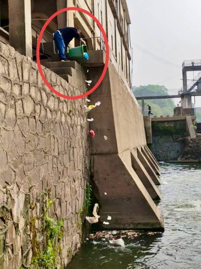 湖南醴陵一水电站员工往水中倾倒垃圾 当地回应：已处理当事人