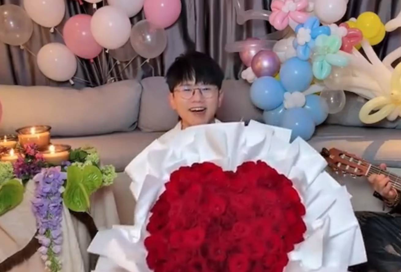 张杰开直播为谢娜庆生！隔空送鲜花蛋糕甜蜜表白太浪漫