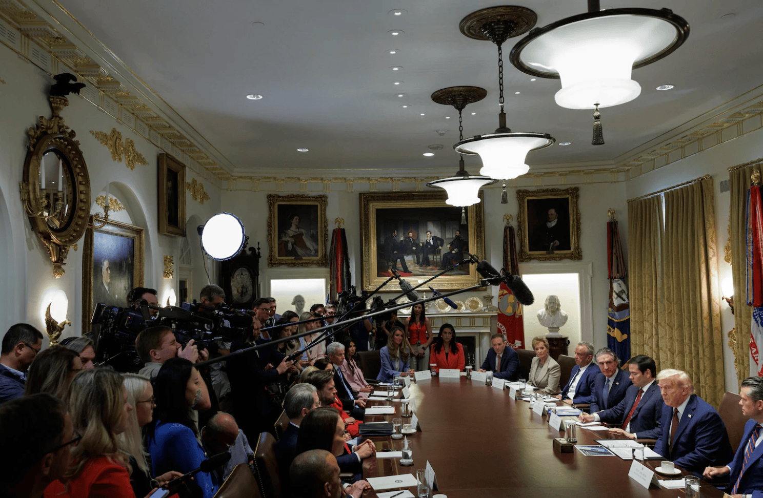 特朗普内阁会议时长超《泰坦尼克号》:3小时“夸声一片”,有的电视直播都不耐烦了