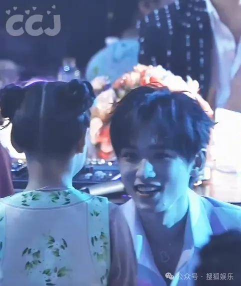 这场晚会台下简直是追星现场,名场面太多了吧?