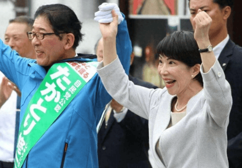 日本首相指名选举推迟五天,高市早苗一反常态,自公两党联盟瓦解,各派推举新候选人