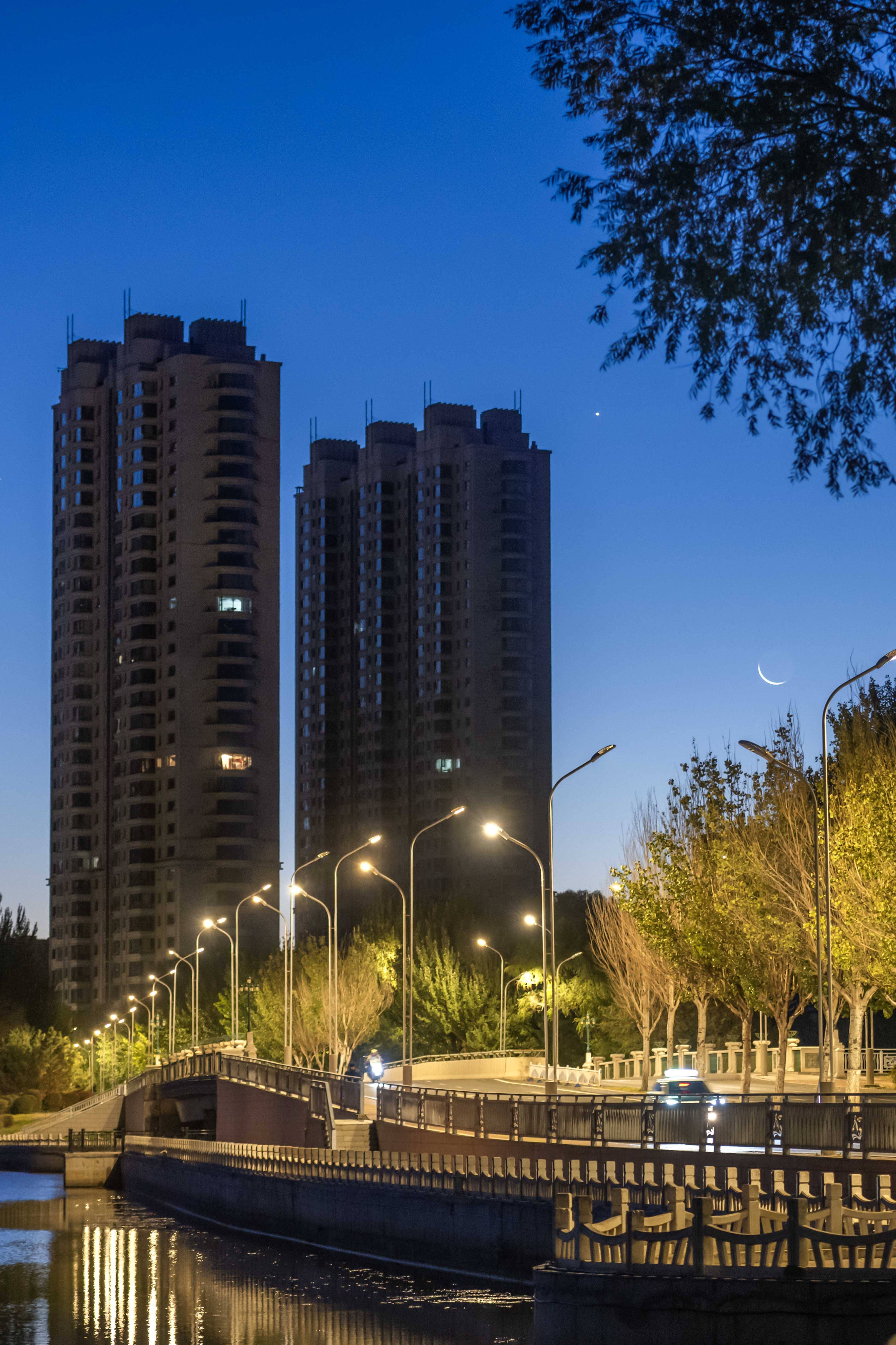 星空相册|启明星伴月现身天宇#