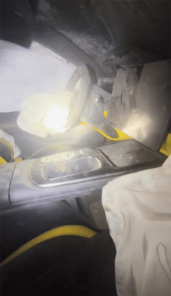 新疆一小米SU7 Ultra飞坡10多米翻滚多圈!车主发文:门能开,没起火