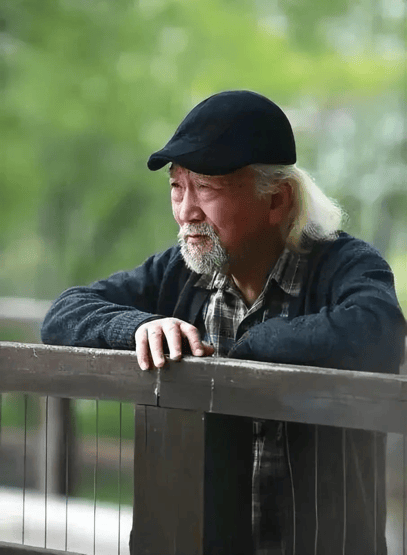 考古|曝78岁李保田近况!找人维修窗户喝10元桶装水,生活超朴素!