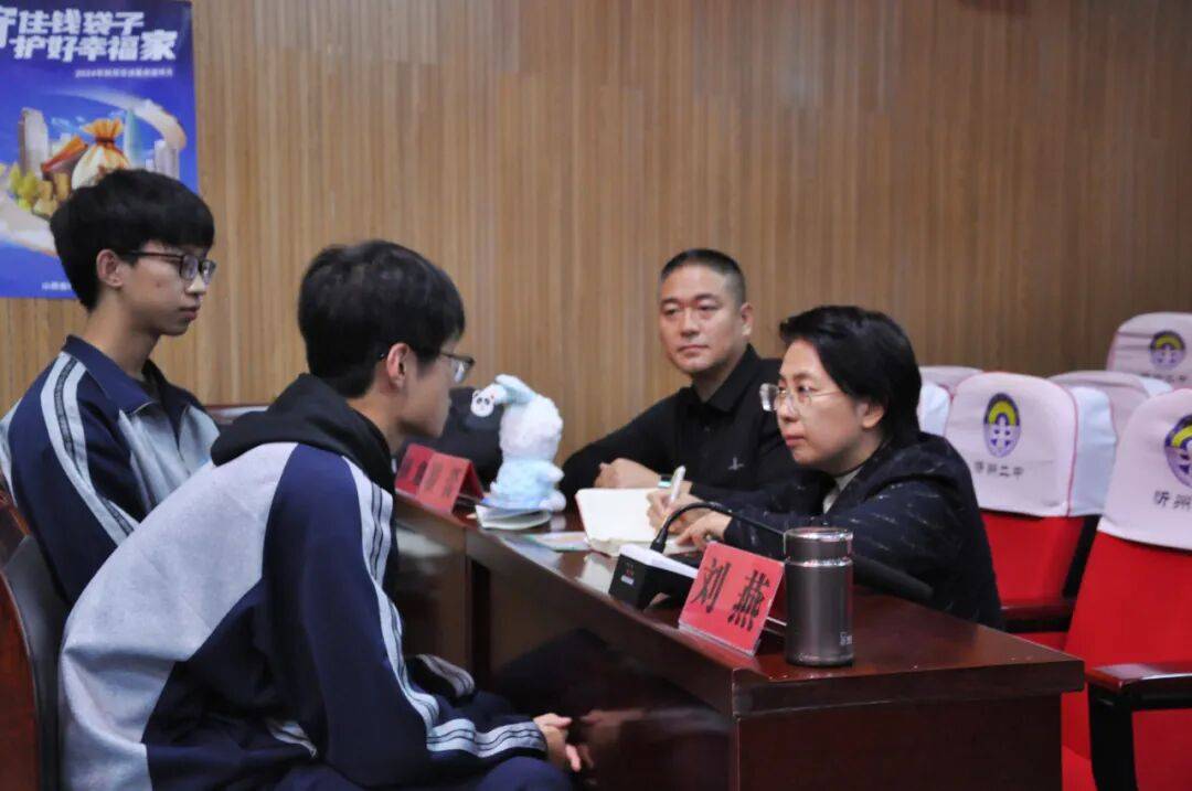 护航青春成长——忻府区副区长刘燕走进忻州二中调研指导心理健康第二课堂